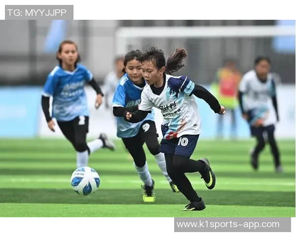 中国足球迷热情寻球星签名 跨越时空与偶像亲密接触