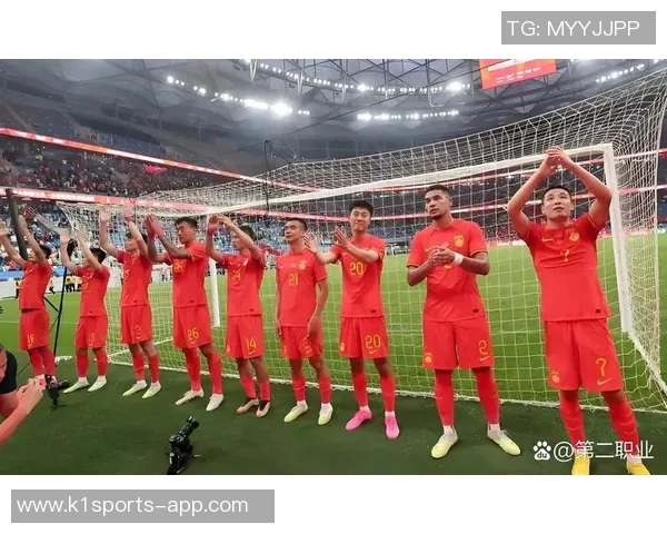 足球场上的王者风范：男足球明星荣耀瞬间展现其独特魅力与实力