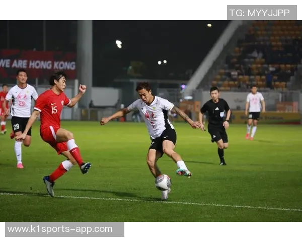 足球巨星温情时刻携手家人共度绿茵岁月展现亲情与荣耀